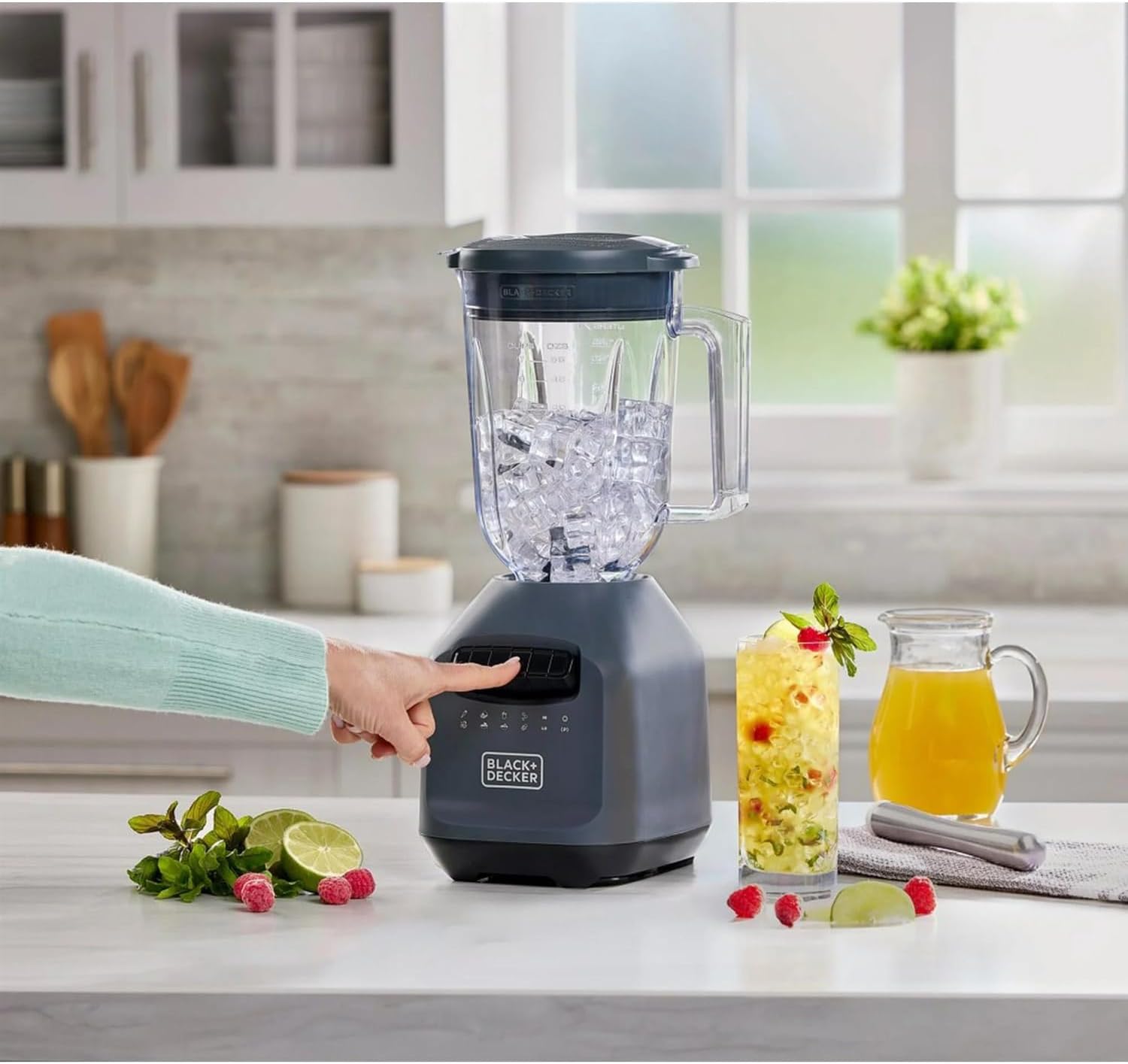 Ice Crush Blender with 56 Ounce (7 Cup) Perfect Pour Plastic Jar, Powerful 6-tip Stainless Steel Blade, 8-speeds plus Pulse, 700 Peak Watts of power, BL2209PB