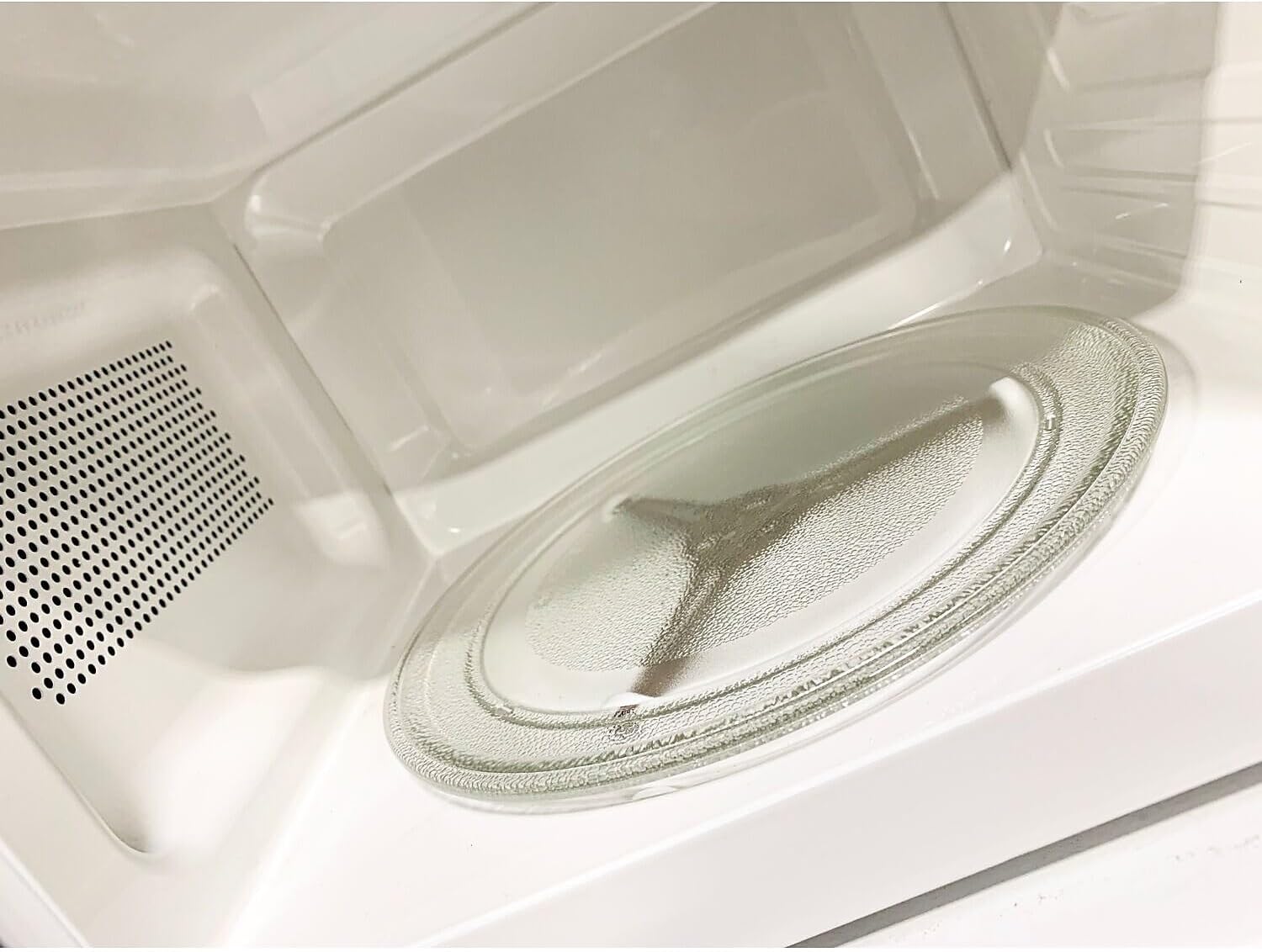 Danby DBMW0920BBB 0.9 cu ft. Countertop Microwave in Black 6 Convenient Auto Cook Options: Popcorn, Potato, Pizza, Frozen Vegetables, Beverage, Dinner Plate. Express Cook buttons: 1 – 6 minutes