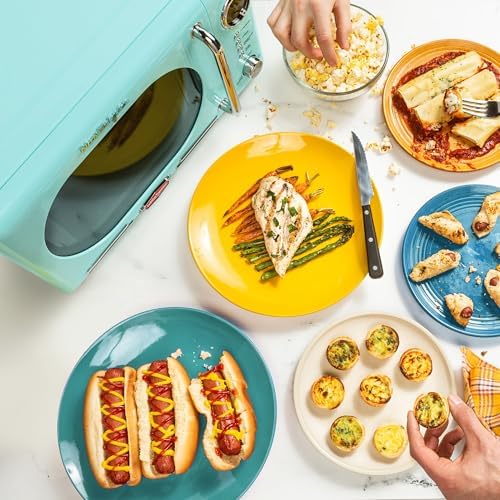 Retro 0.7 Cu. ft. 700-Watt Countertop Microwave Oven in Aqua - Stylish and Functional Kitchen Essential