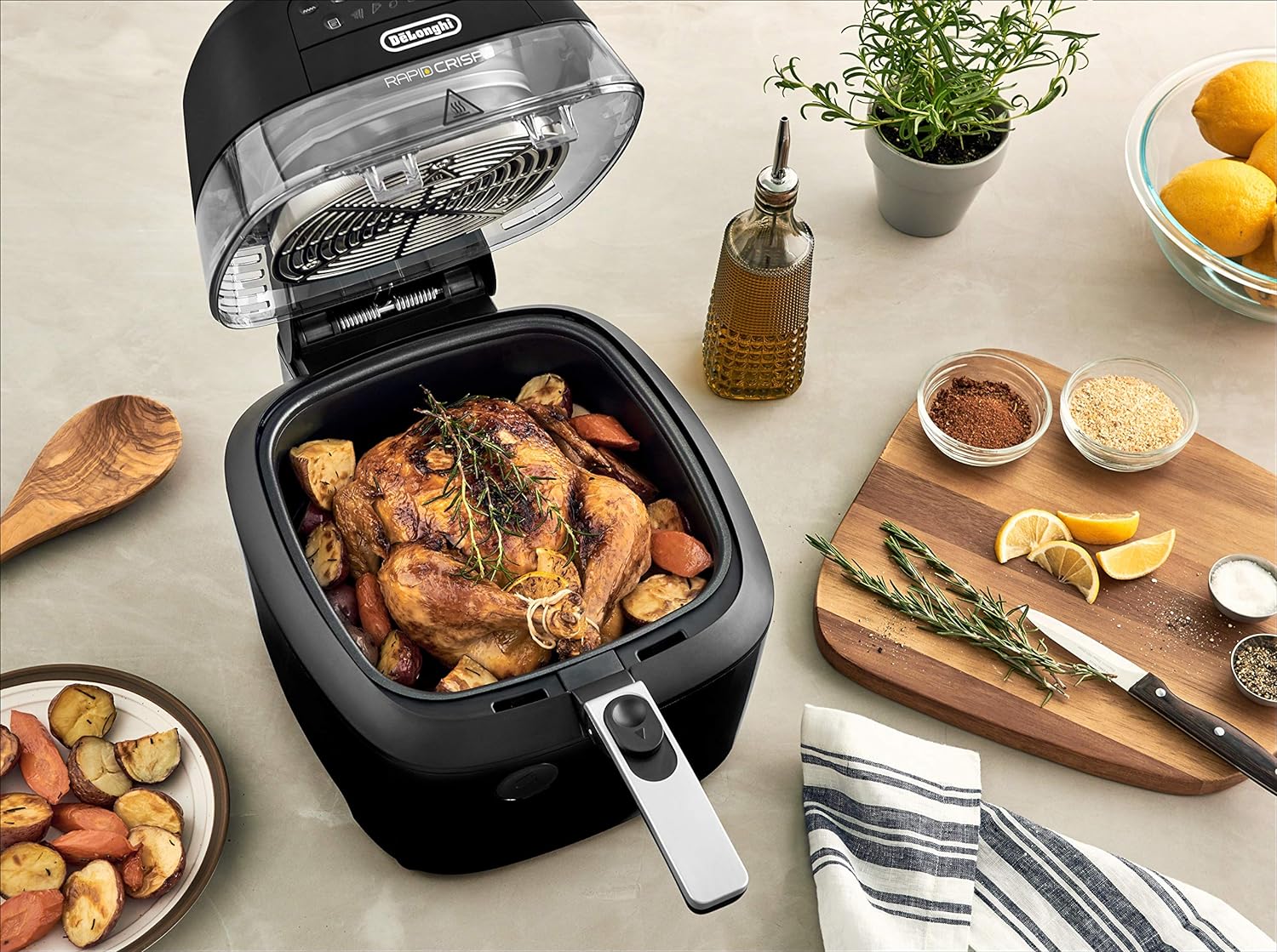 De'Longhi Rapid Crisp Air Fryer, 5-Quart, 1700-Watt XL Cooker, Fries, Crisps, Roasts, Bakes, 5 Preset Functions, Pizza Setting, Up to 20% Faster Cooking, Easy Clean Nonstick, 360° Viewing, Black