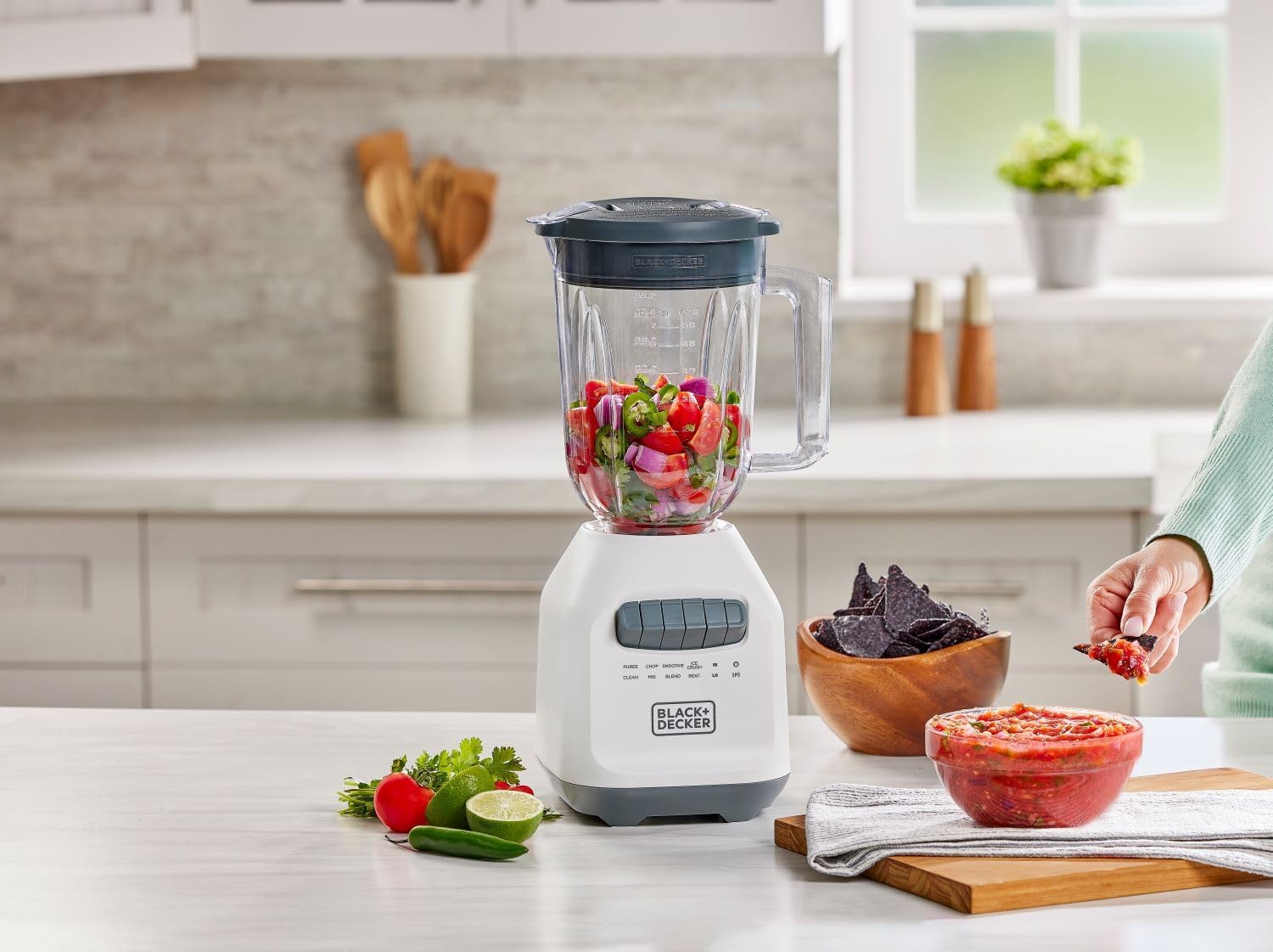 BLACK+DECKER 750W Ice Crushing Blender, 56oz PerfectPour Jar, 6-Tip Stainless Steel Blade, 8 Speeds + Pulse, White