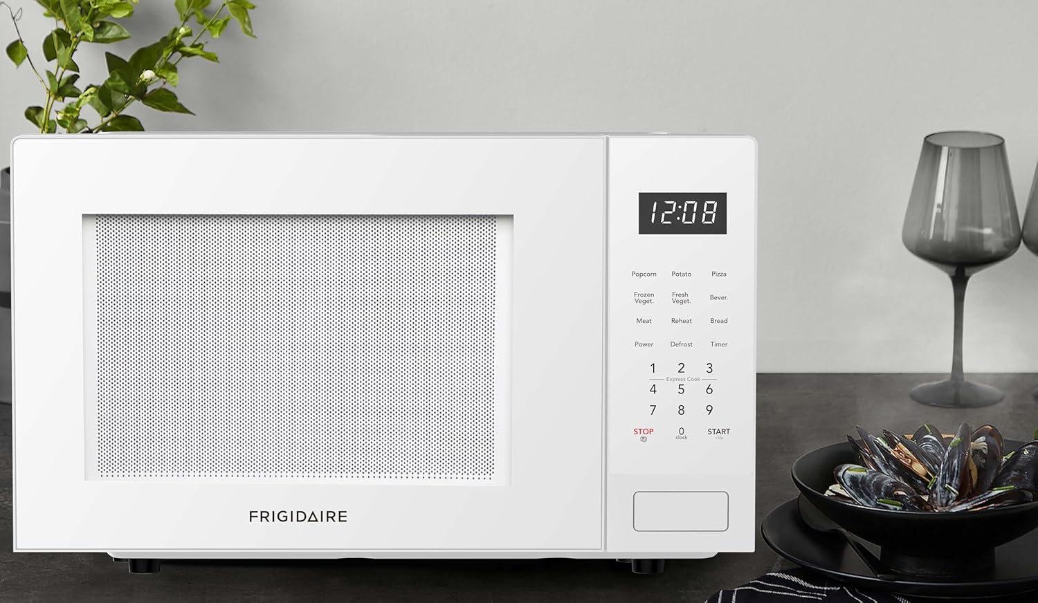 Frigidaire 0.9 Cubic Feet Microwave Oven, White
